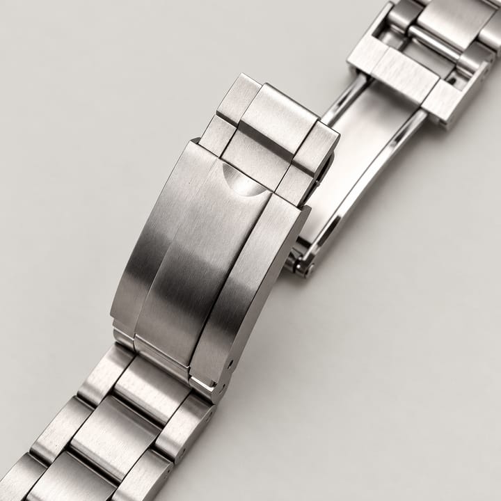Close-up of the Mariner fold-over clasp
